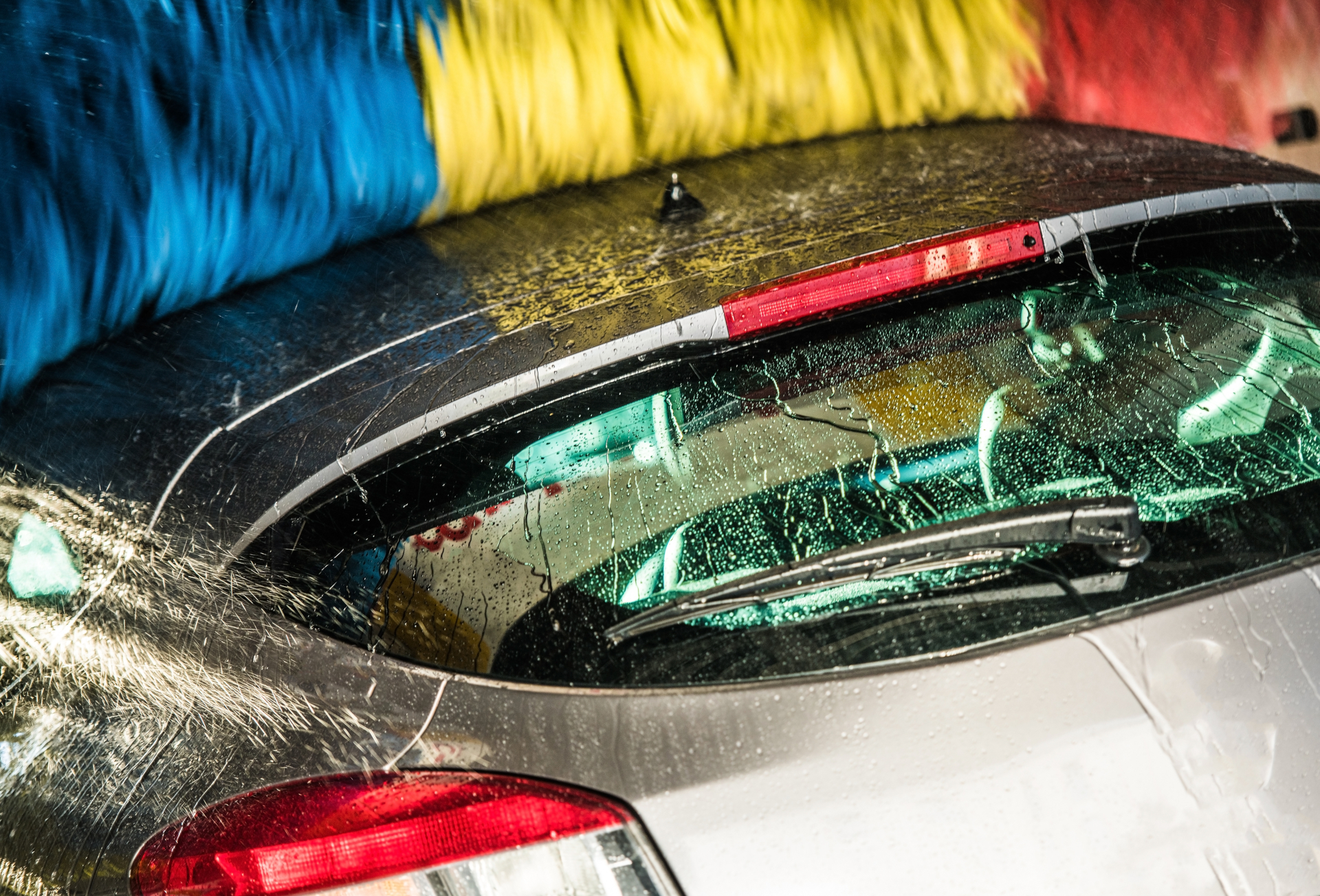 Waschanlage die gerade ein Auto wäscht
